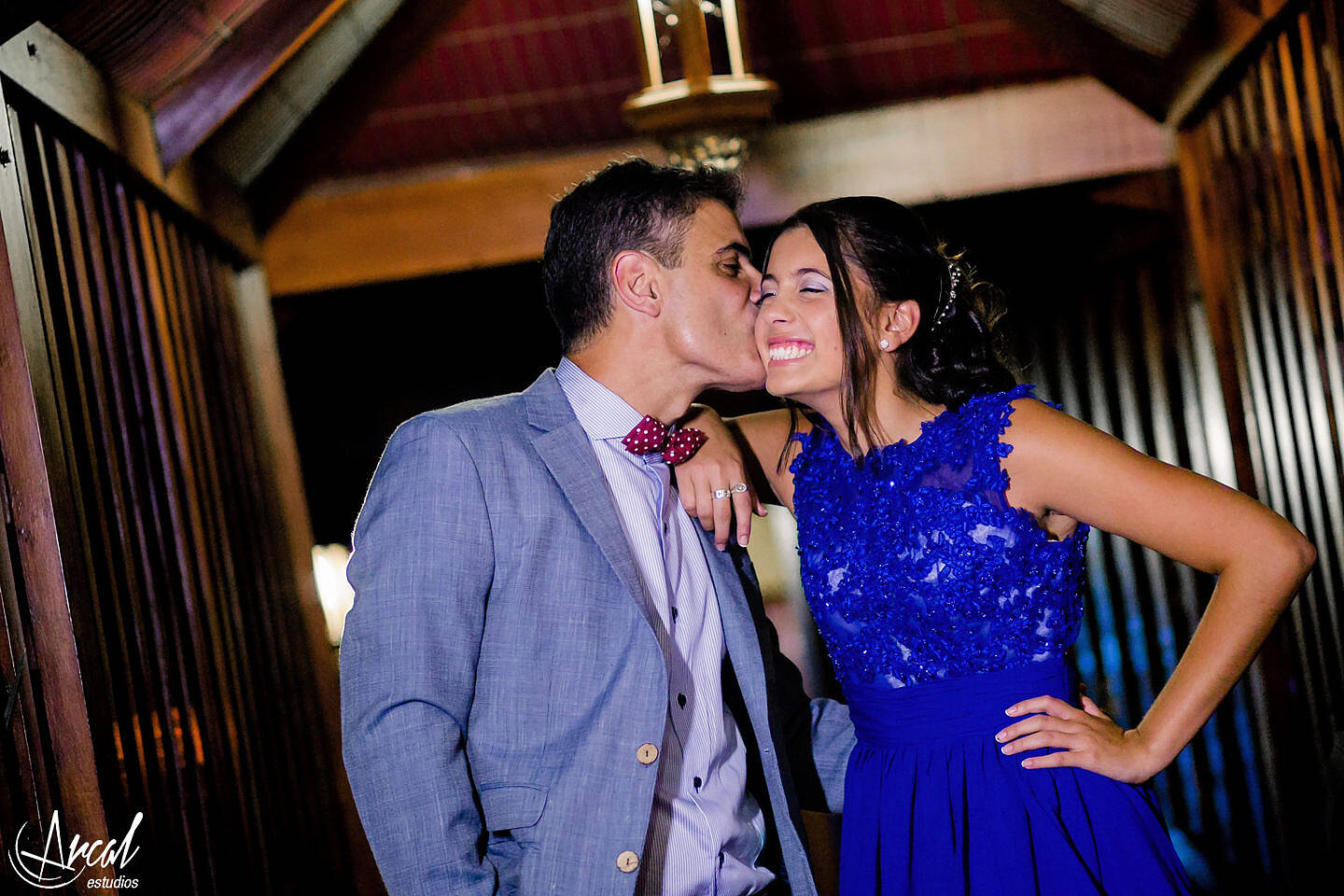 045-cande-ferrer-quincean-era-maquillaje-locas-lindas-carlos-paz-salon-malala-vestido-de-quince-azul-fotografia-de-15-26910