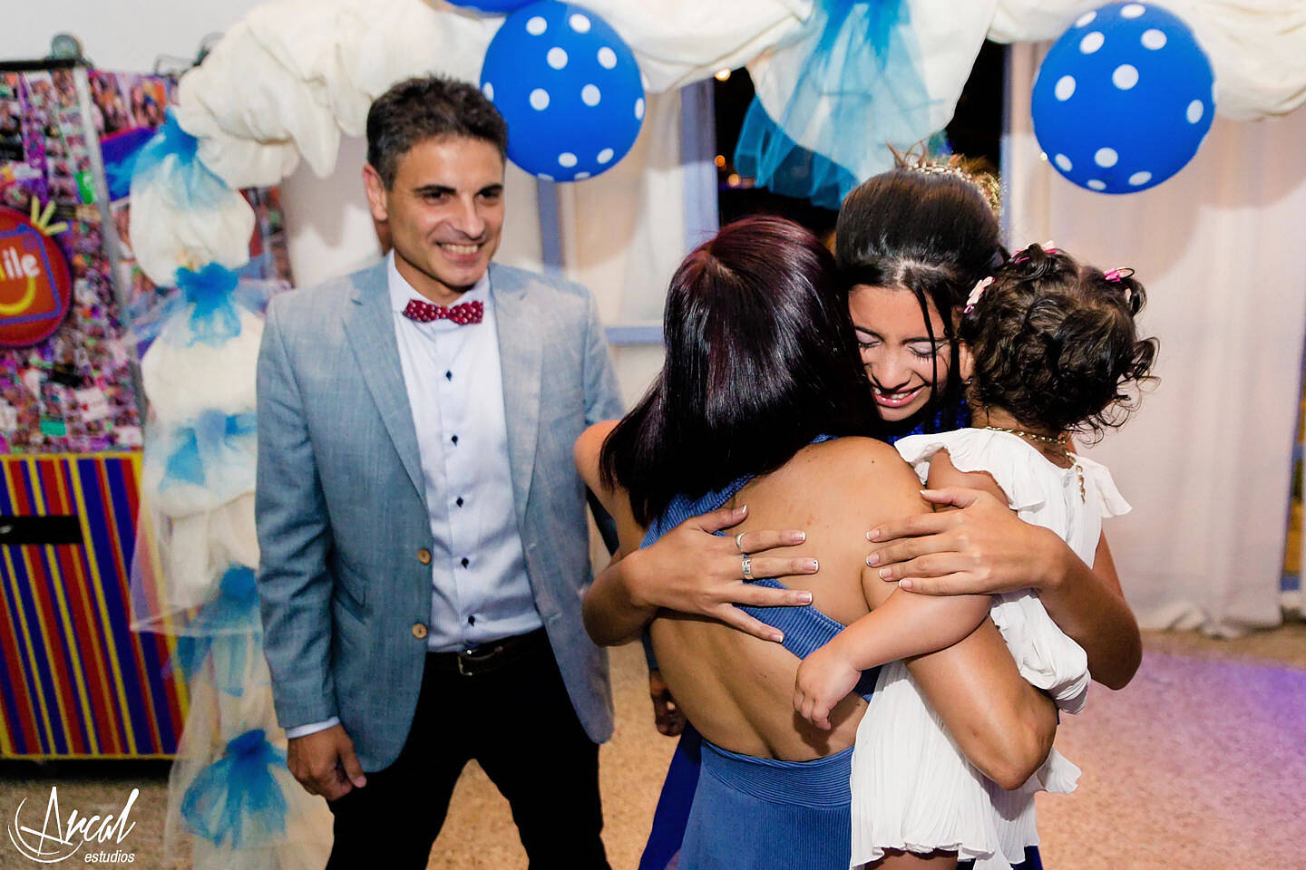 063-cande-ferrer-quincean-era-maquillaje-locas-lindas-carlos-paz-salon-malala-vestido-de-quince-azul-fotografia-de-15-26910
