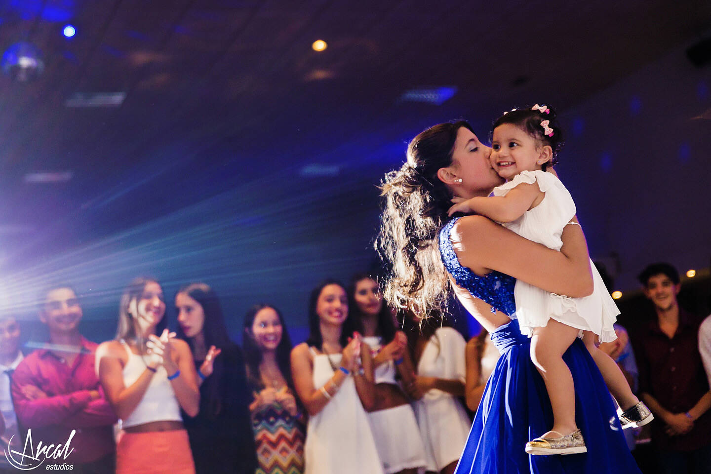 135-cande-ferrer-quincean-era-maquillaje-locas-lindas-carlos-paz-salon-malala-vestido-de-quince-azul-fotografia-de-15-26910