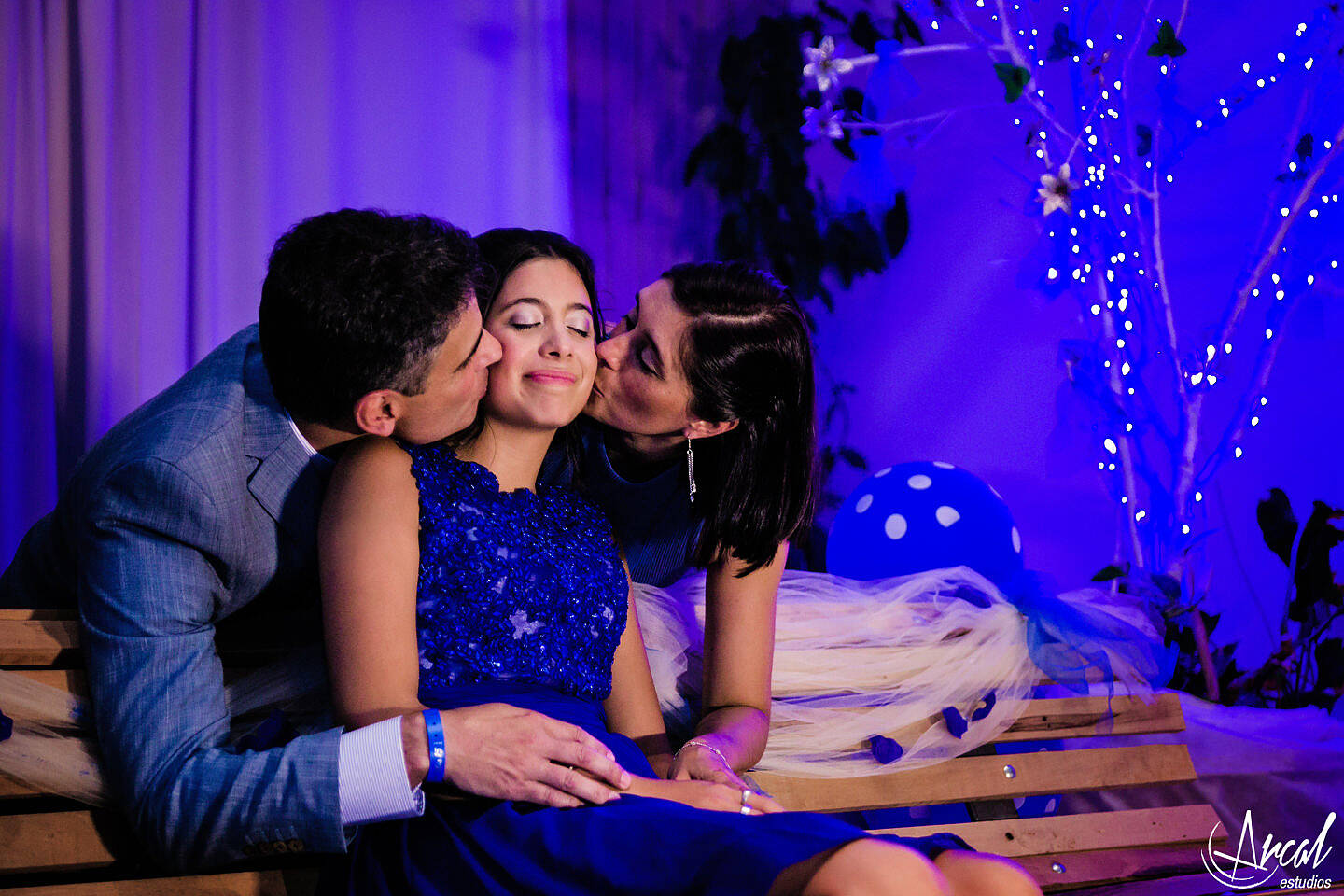 157-cande-ferrer-quincean-era-maquillaje-locas-lindas-carlos-paz-salon-malala-vestido-de-quince-azul-fotografia-de-15-26910