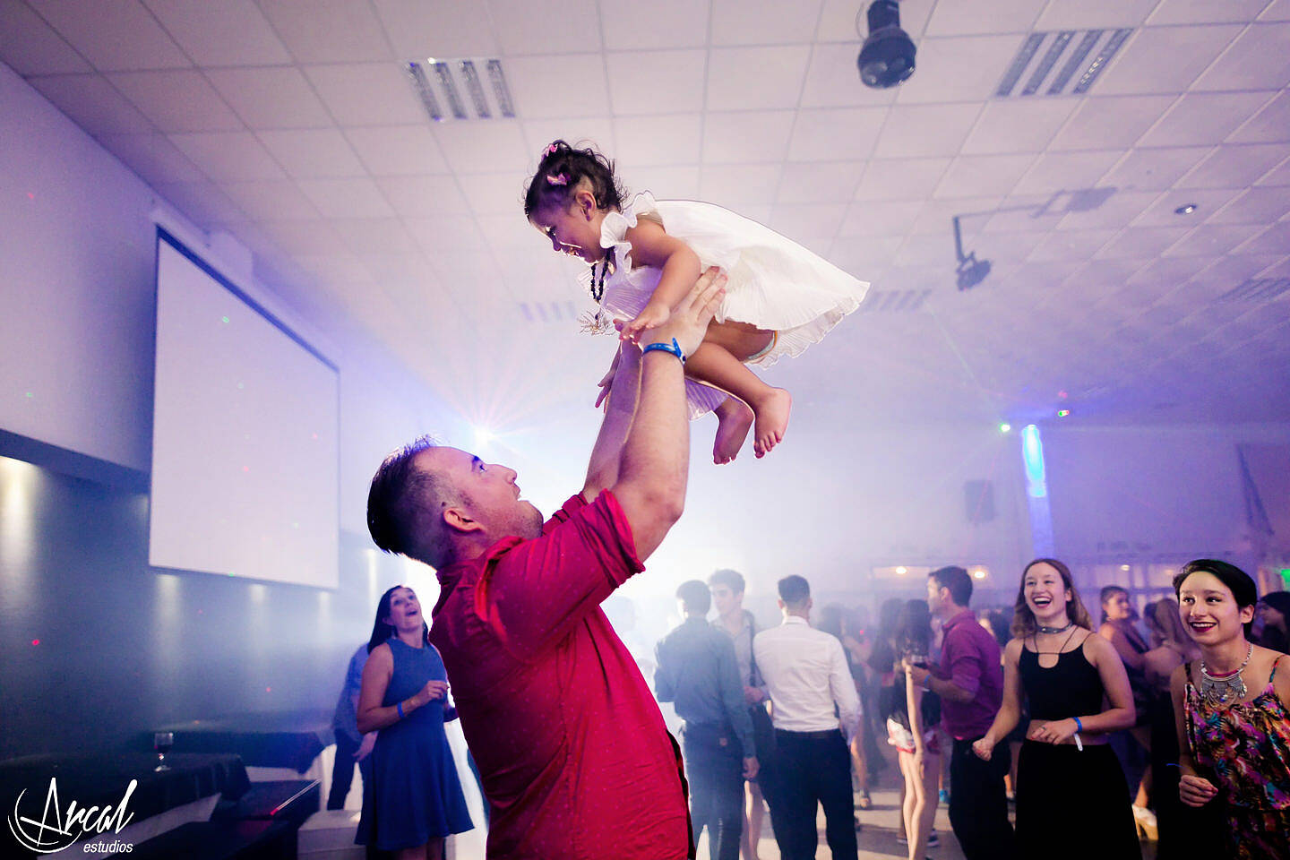 184-cande-ferrer-quincean-era-maquillaje-locas-lindas-carlos-paz-salon-malala-vestido-de-quince-azul-fotografia-de-15-26910