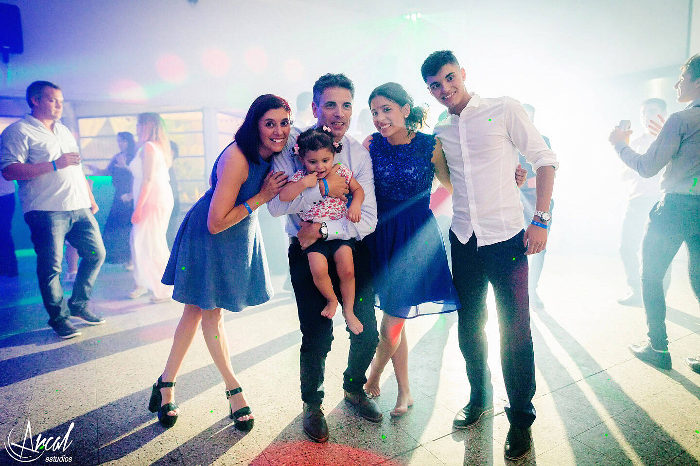 223-cande-ferrer-quincean-era-maquillaje-locas-lindas-carlos-paz-salon-malala-vestido-de-quince-azul-fotografia-de-15-26910