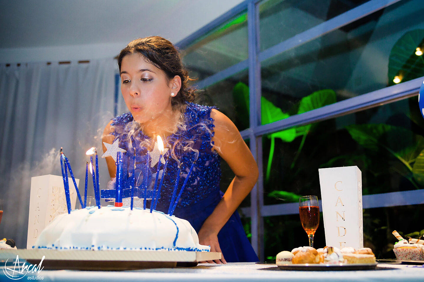 307-cande-ferrer-quincean-era-maquillaje-locas-lindas-carlos-paz-salon-malala-vestido-de-quince-azul-fotografia-de-15-26910