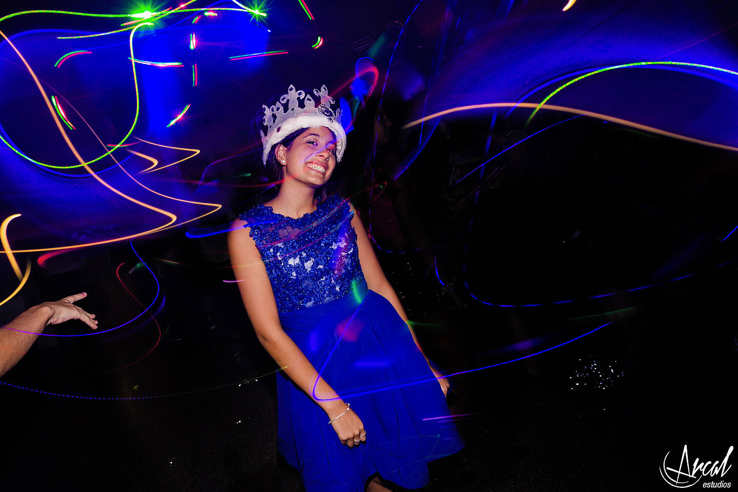 317-cande-ferrer-quincean-era-maquillaje-locas-lindas-carlos-paz-salon-malala-vestido-de-quince-azul-fotografia-de-15-26910