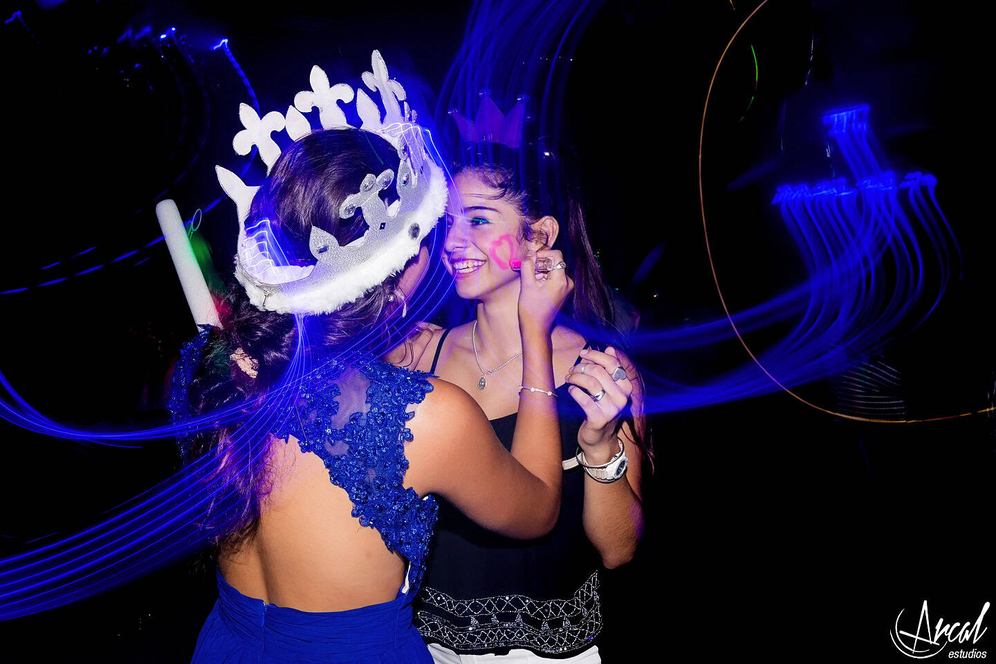 334-cande-ferrer-quincean-era-maquillaje-locas-lindas-carlos-paz-salon-malala-vestido-de-quince-azul-fotografia-de-15-26910