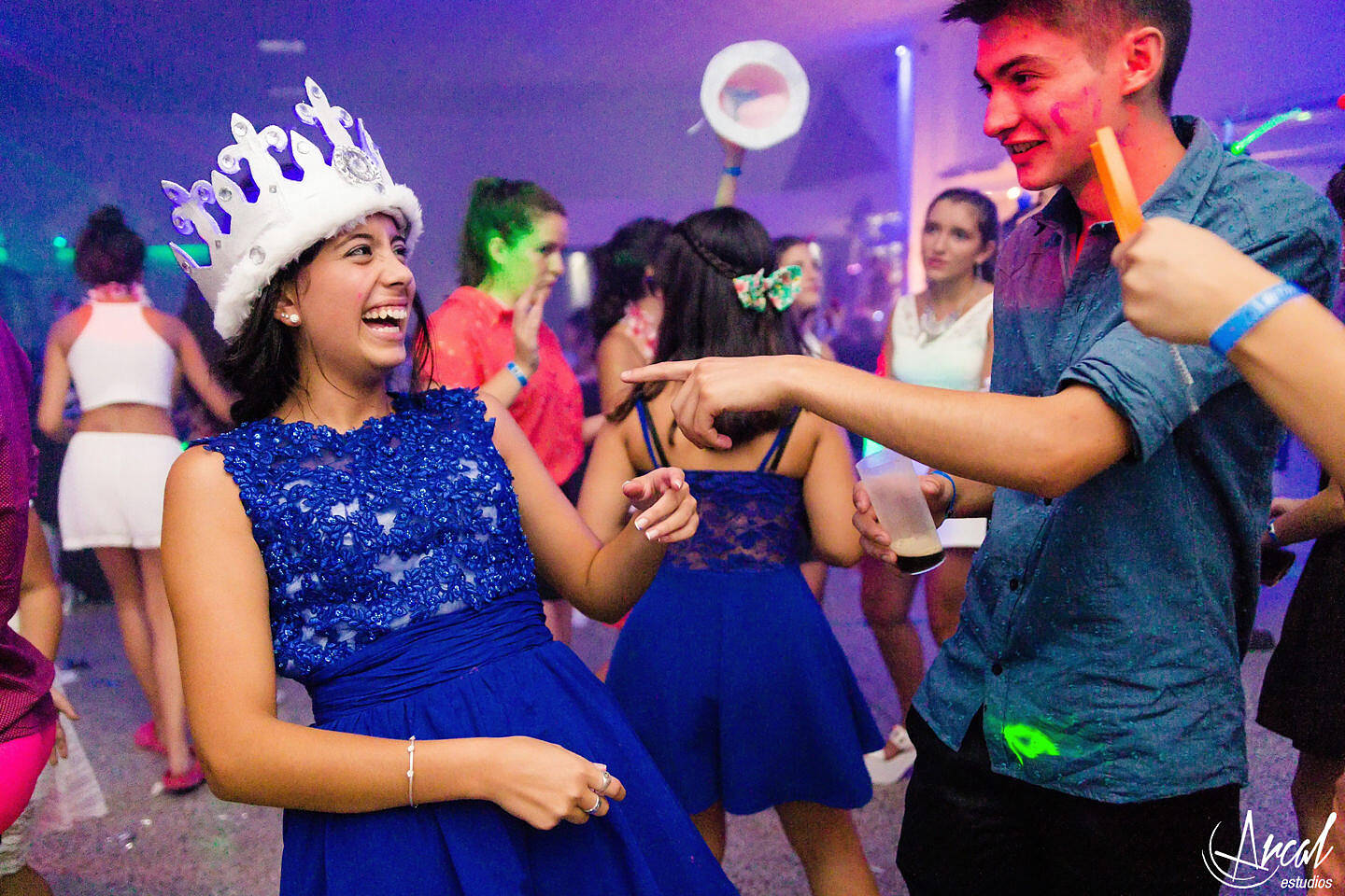 370-cande-ferrer-quincean-era-maquillaje-locas-lindas-carlos-paz-salon-malala-vestido-de-quince-azul-fotografia-de-15-26910