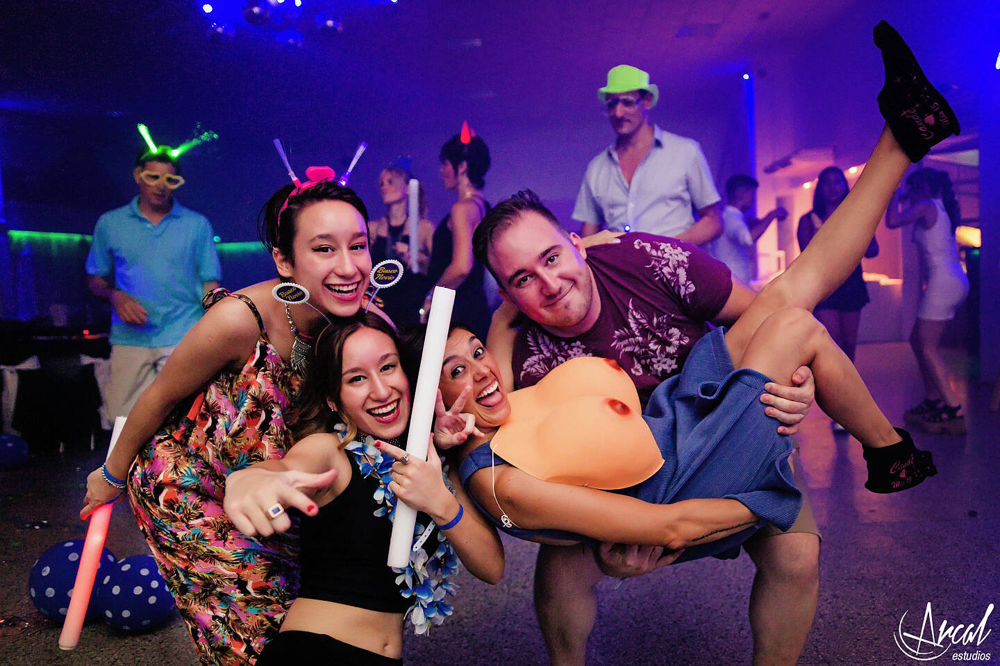 387-cande-ferrer-quincean-era-maquillaje-locas-lindas-carlos-paz-salon-malala-vestido-de-quince-azul-fotografia-de-15-26910