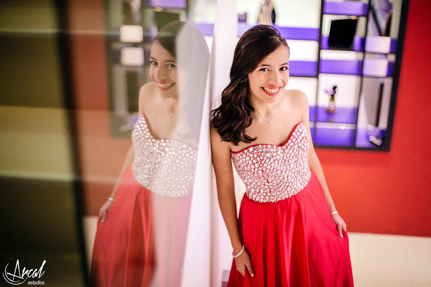 029-nur-brahim-quincean-era-salon-la-lucia-malaguen-o-mis15-cordoba-vestido-de-15-rojo-arcal-estudios-fotografos-37618