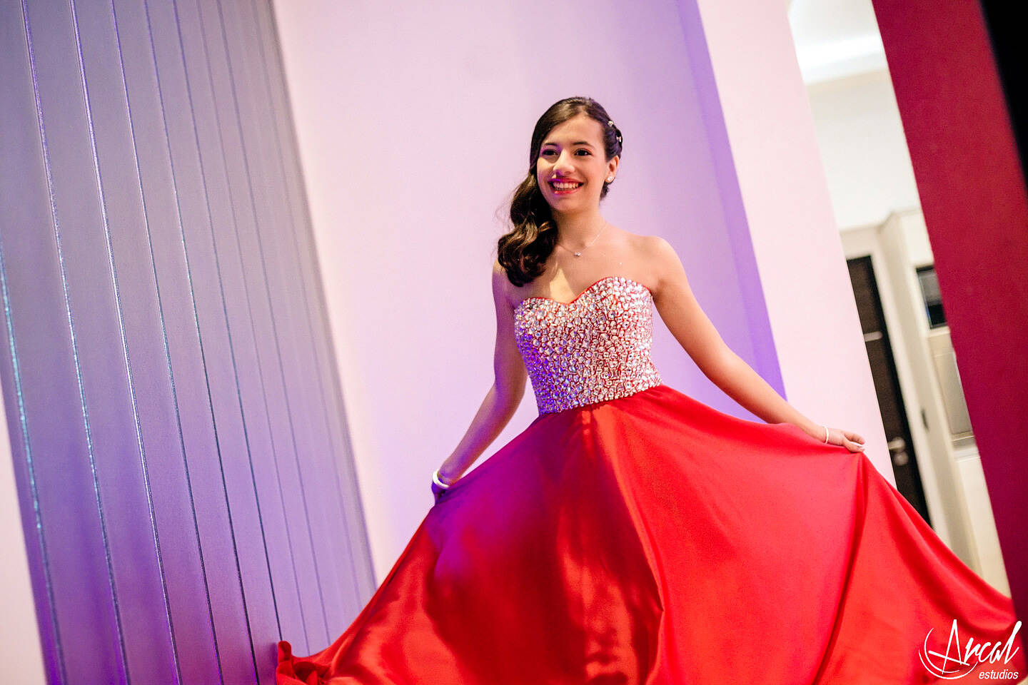035-nur-brahim-quincean-era-salon-la-lucia-malaguen-o-mis15-cordoba-vestido-de-15-rojo-arcal-estudios-fotografos-37618