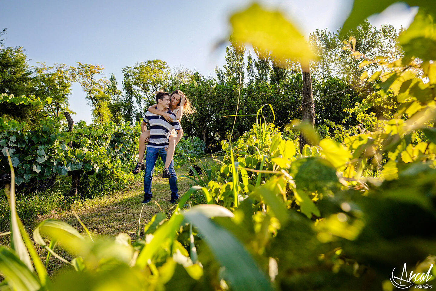 020-agustina-y-narciso-fotos-de-pre-boda-en-colonia-caroya-chacra-de-la-luna-campo-vestido-blaco-novia-44382