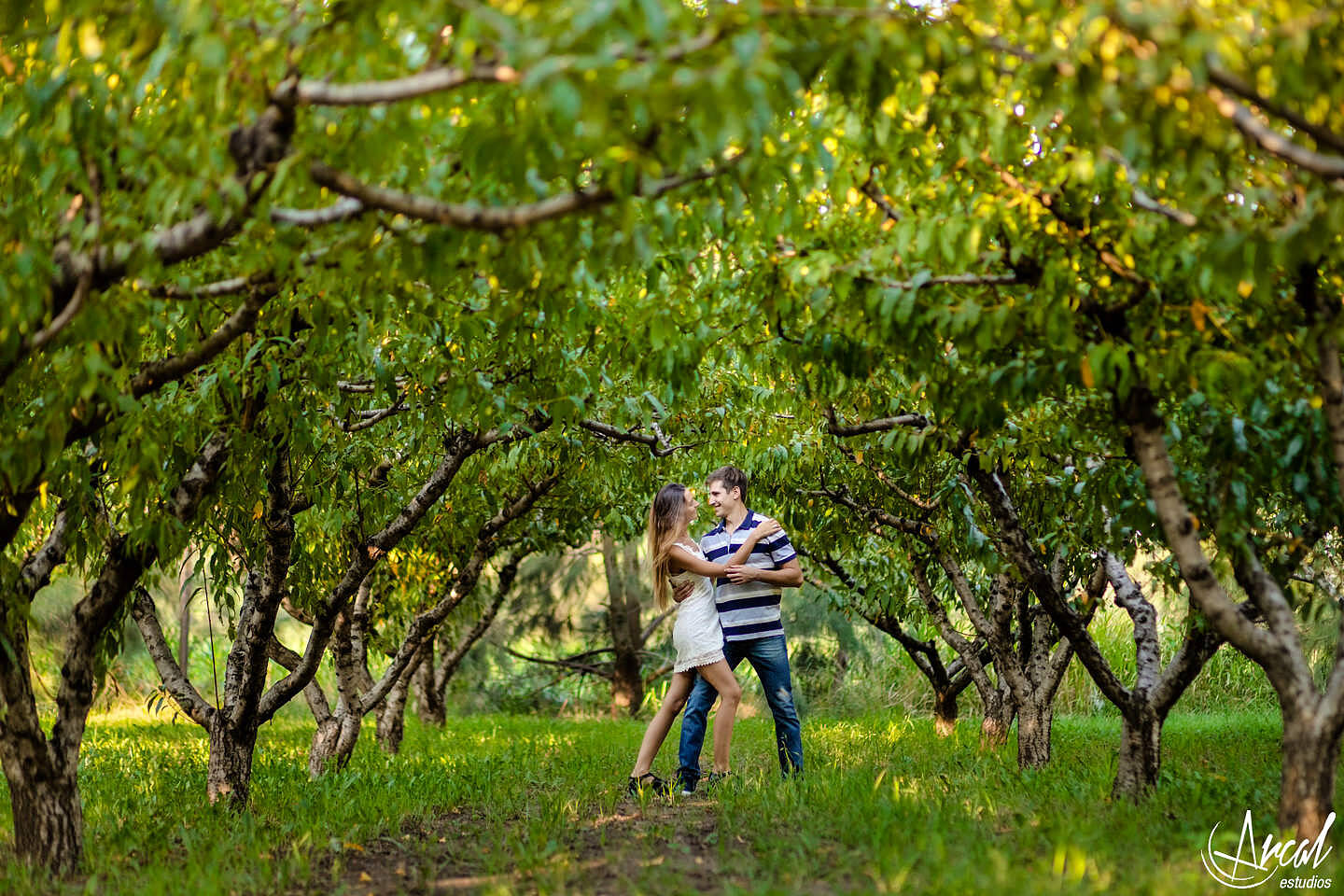 037-agustina-y-narciso-fotos-de-pre-boda-en-colonia-caroya-chacra-de-la-luna-campo-vestido-blaco-novia-44382