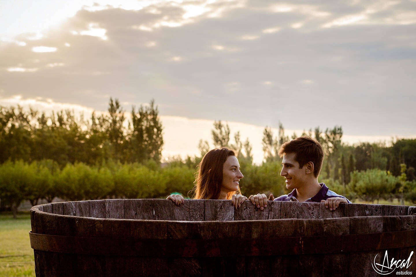 039-agustina-y-narciso-fotos-de-pre-boda-en-colonia-caroya-chacra-de-la-luna-campo-vestido-blaco-novia-44382