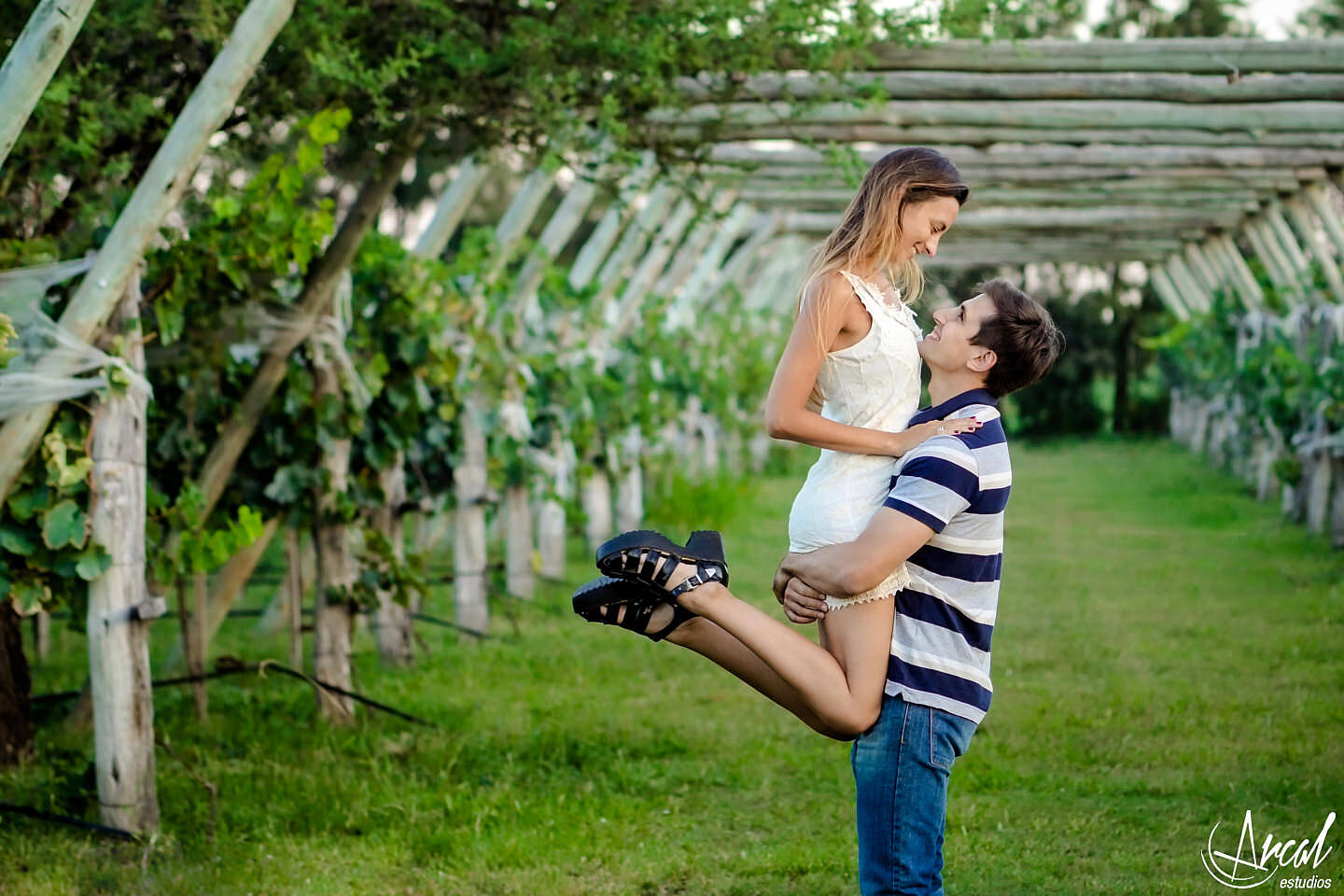044-agustina-y-narciso-fotos-de-pre-boda-en-colonia-caroya-chacra-de-la-luna-campo-vestido-blaco-novia-44382
