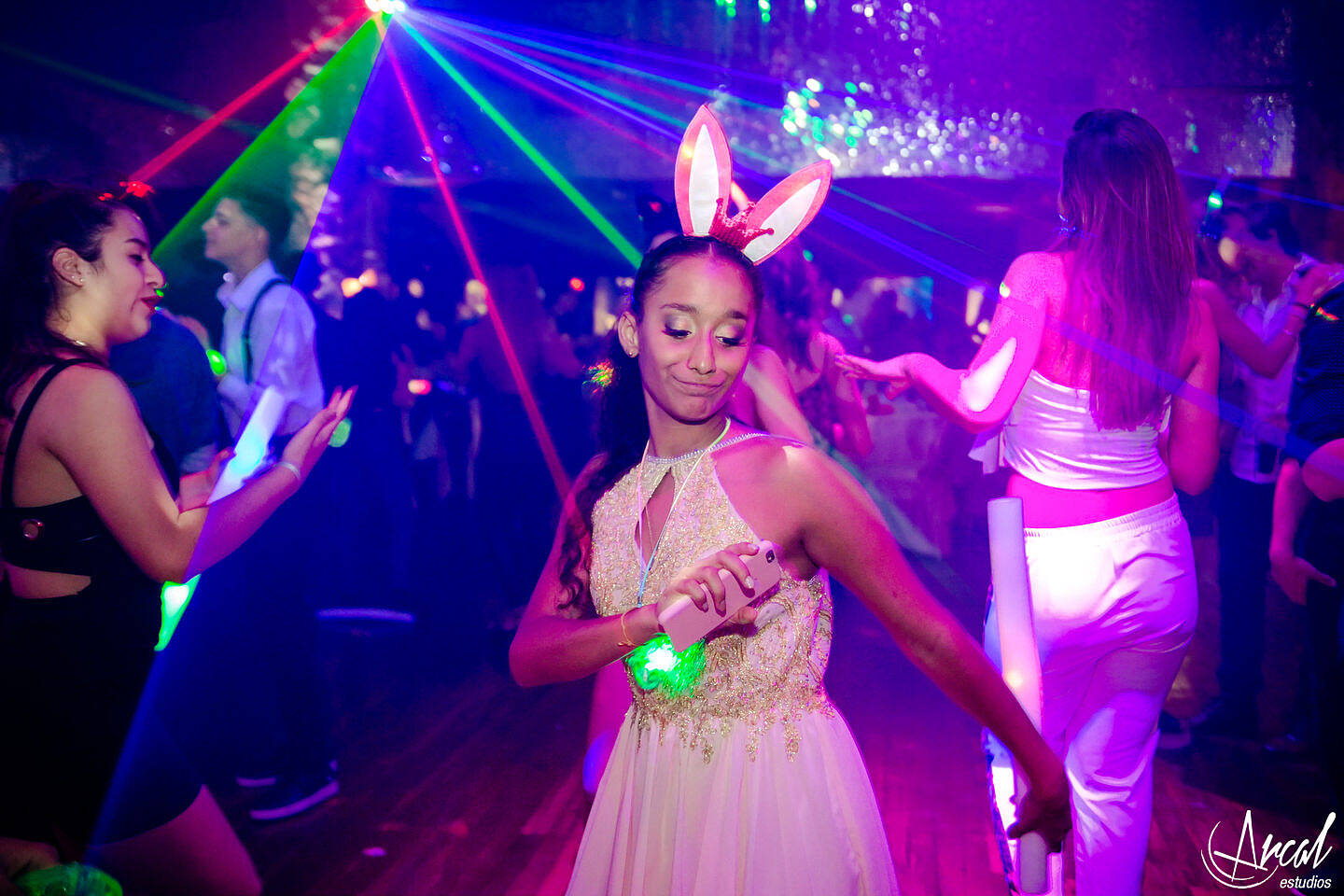 384-angi-vasquez-salo-n-stakel-jean-carlos-en-vivo-rafael-nun-ez-quincean-era-hostel-onas-arcal-estudios-photography-fifteens