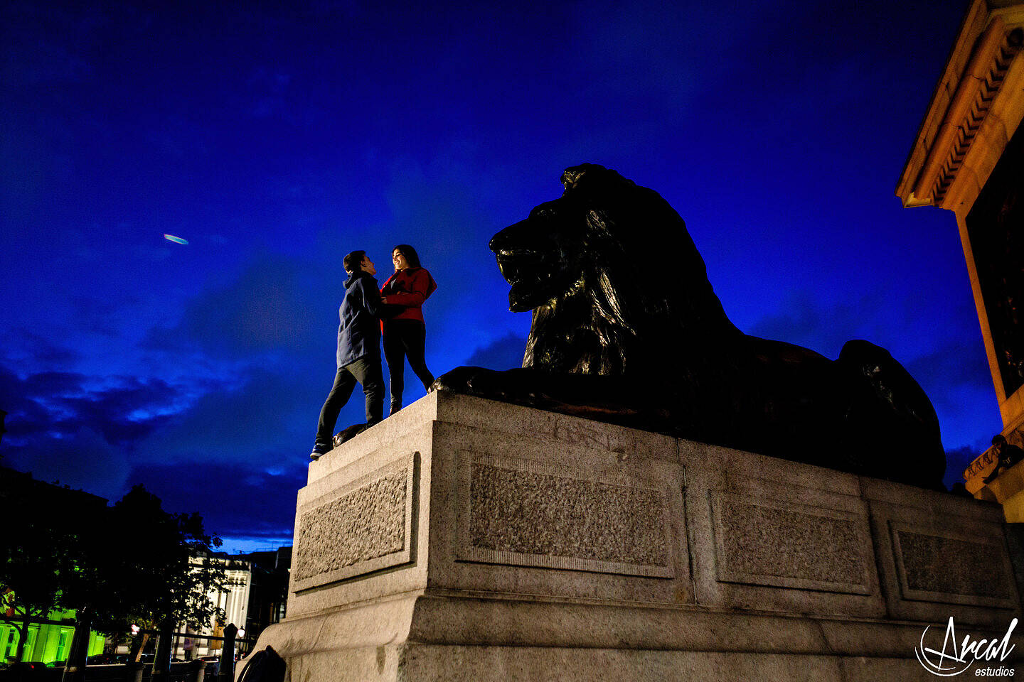 007-sol-y-santy-londres-de-noche-underground-trenes-foto-con-movimiento-de-gente-london-eye-79836