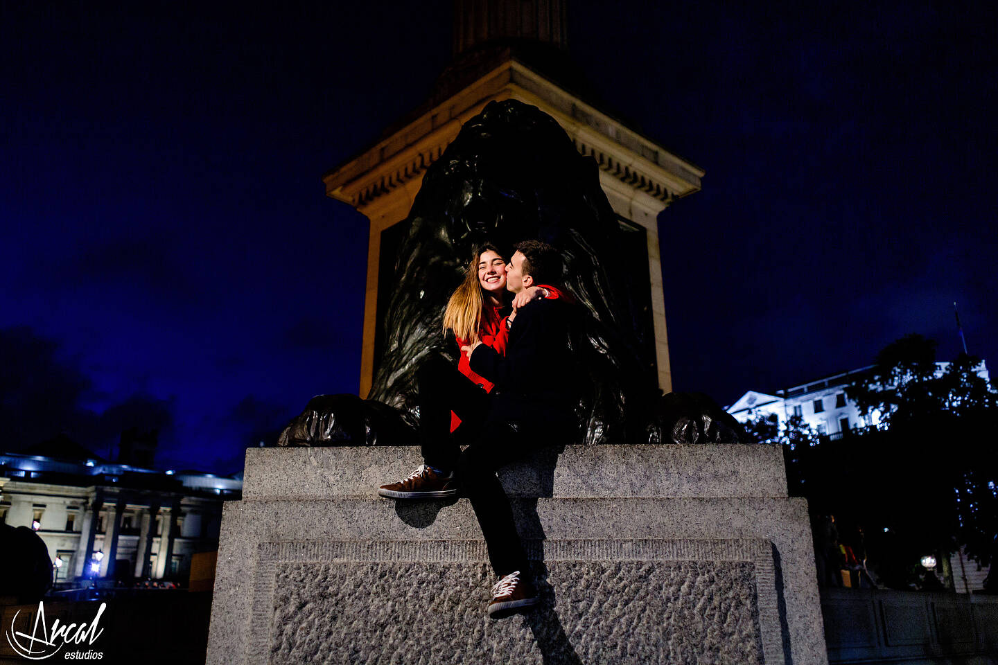 009-sol-y-santy-londres-de-noche-underground-trenes-foto-con-movimiento-de-gente-london-eye-79836