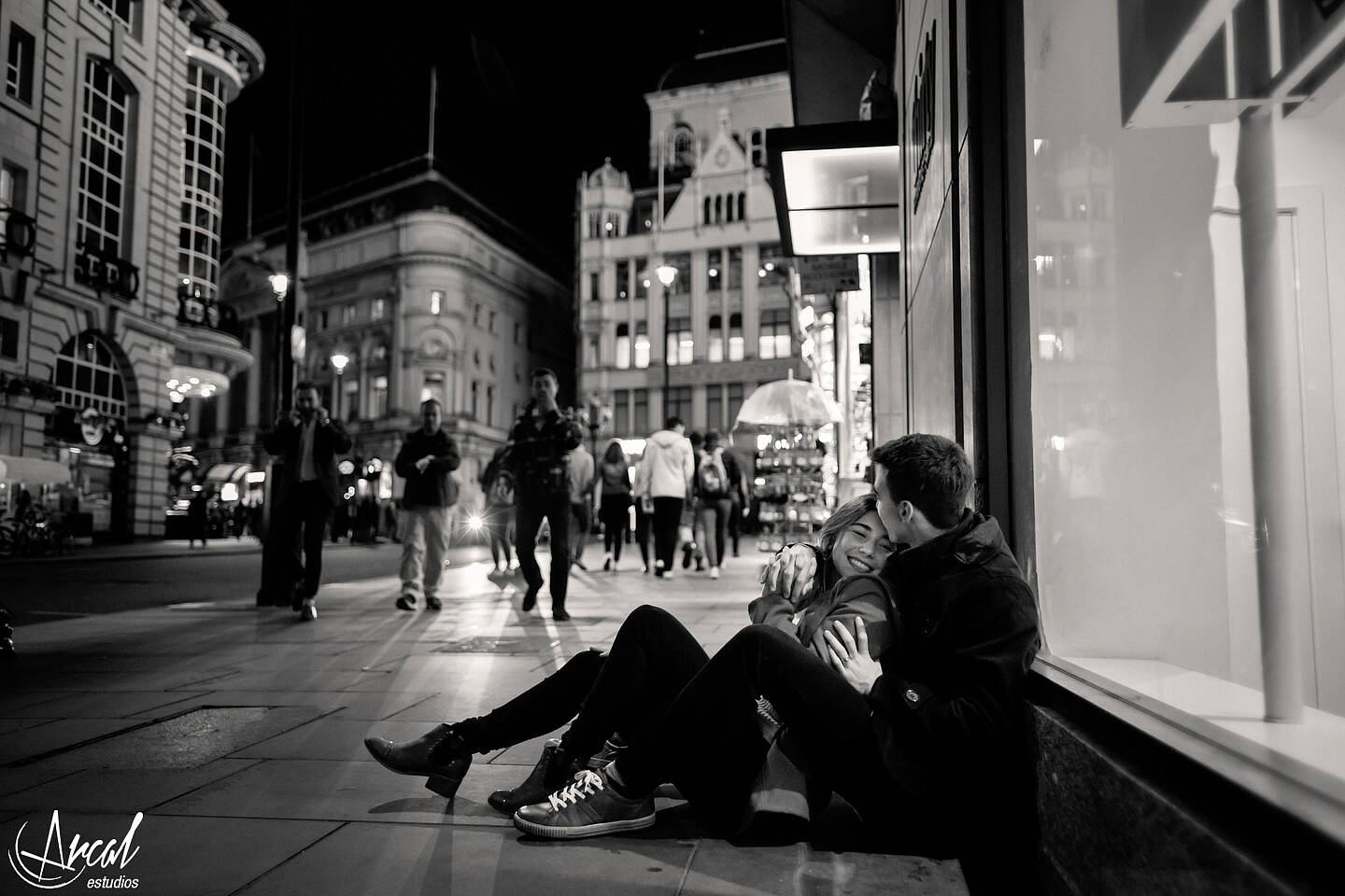 011-sol-y-santy-londres-de-noche-underground-trenes-foto-con-movimiento-de-gente-london-eye-79836