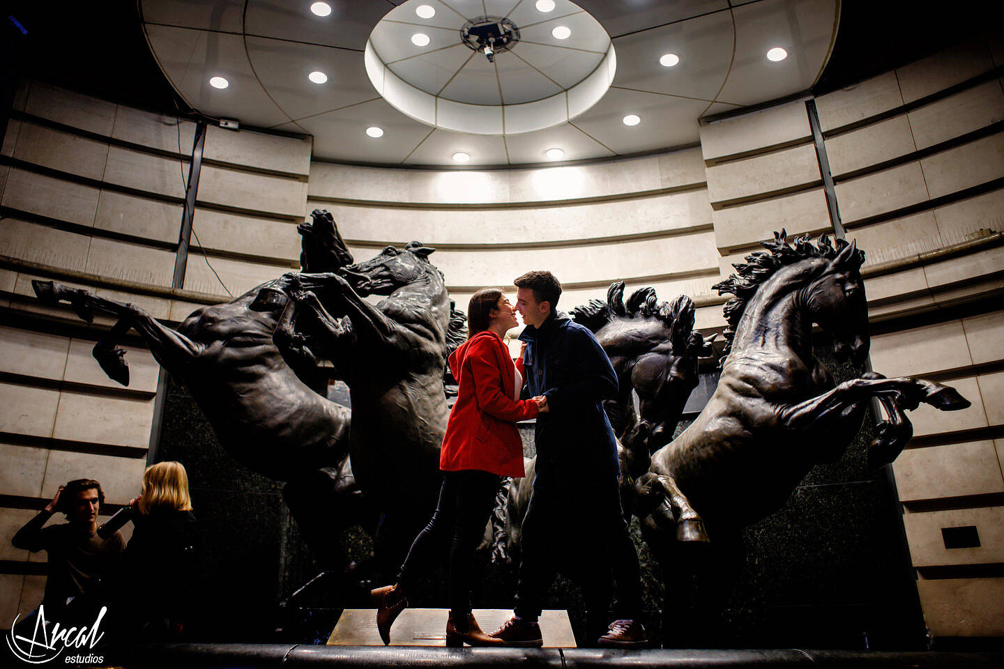 012-sol-y-santy-londres-de-noche-underground-trenes-foto-con-movimiento-de-gente-london-eye-79836