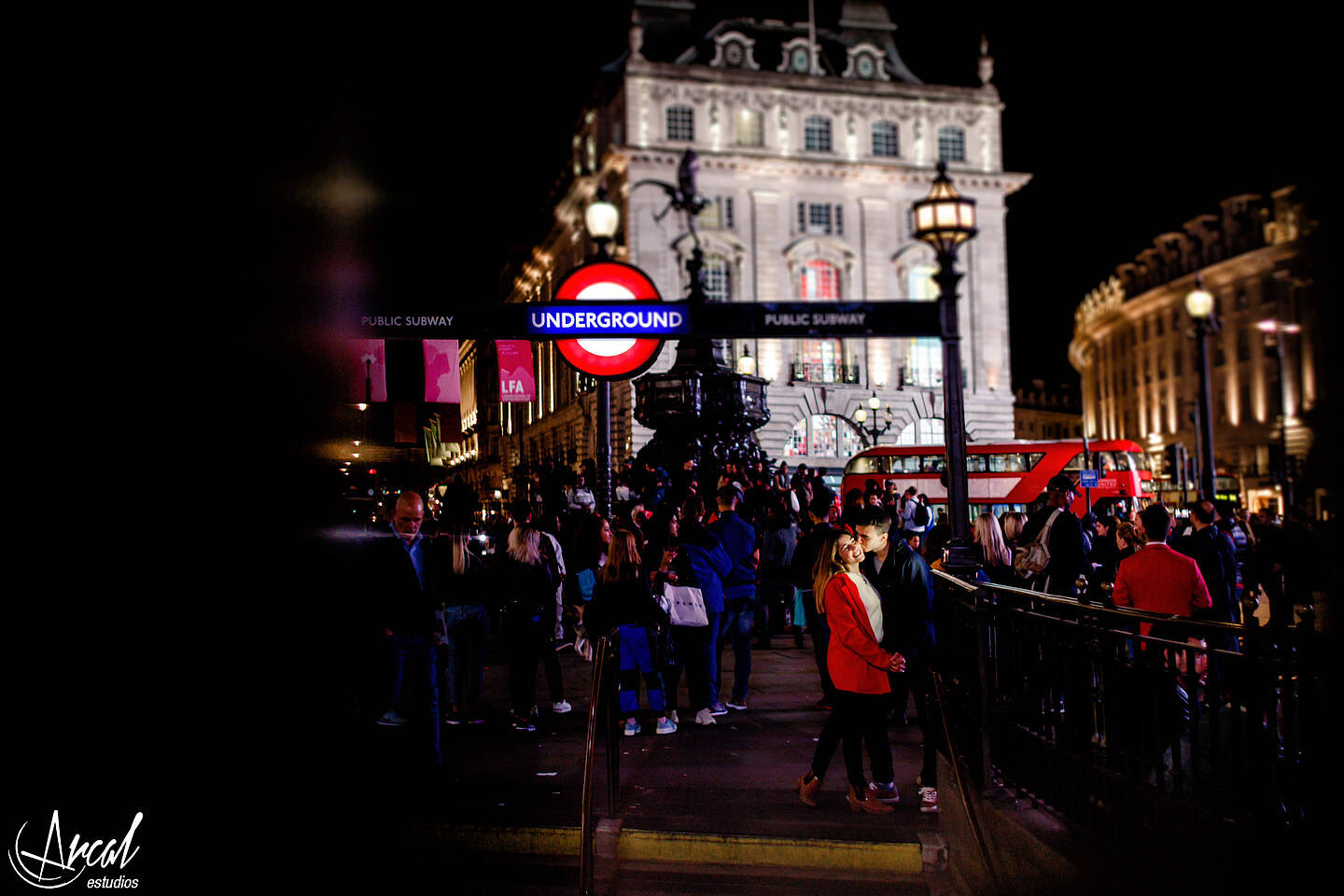 014-sol-y-santy-londres-de-noche-underground-trenes-foto-con-movimiento-de-gente-london-eye-79836