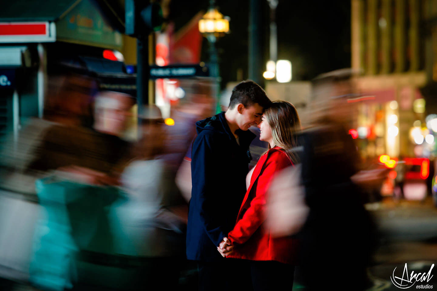 016-sol-y-santy-londres-de-noche-underground-trenes-foto-con-movimiento-de-gente-london-eye-79836