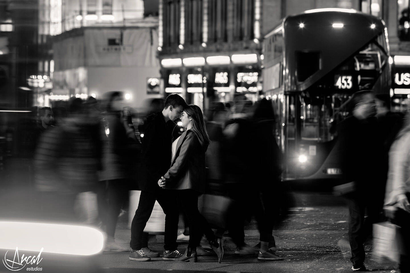 018-sol-y-santy-londres-de-noche-underground-trenes-foto-con-movimiento-de-gente-london-eye-79836