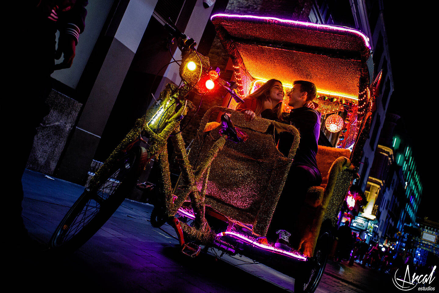 026-sol-y-santy-londres-de-noche-underground-trenes-foto-con-movimiento-de-gente-london-eye-79836