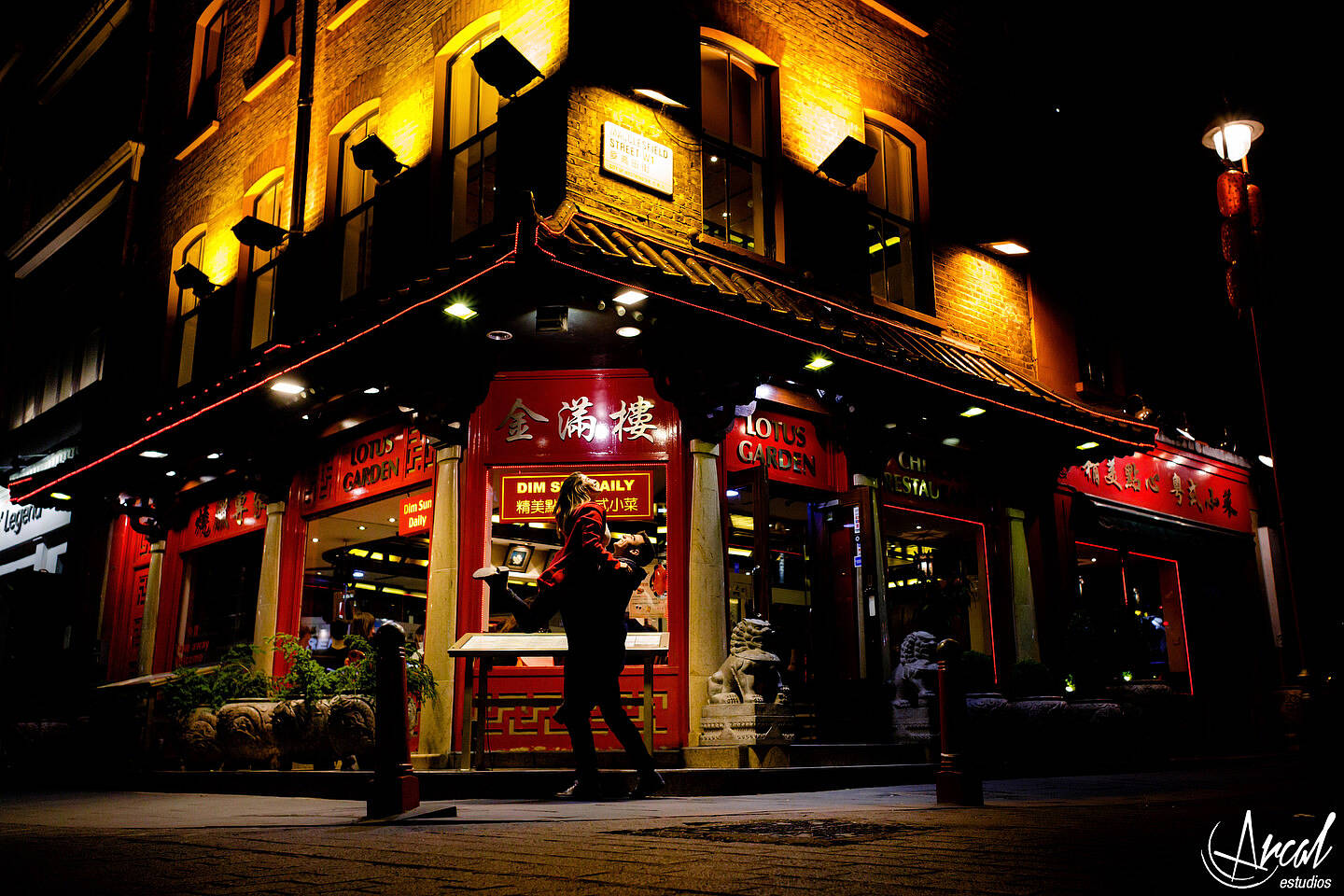 027-sol-y-santy-londres-de-noche-underground-trenes-foto-con-movimiento-de-gente-london-eye-79836