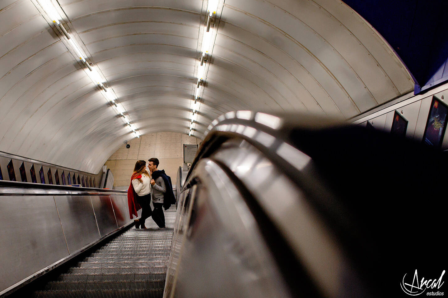 057-sol-y-santy-londres-de-noche-underground-trenes-foto-con-movimiento-de-gente-london-eye-79836