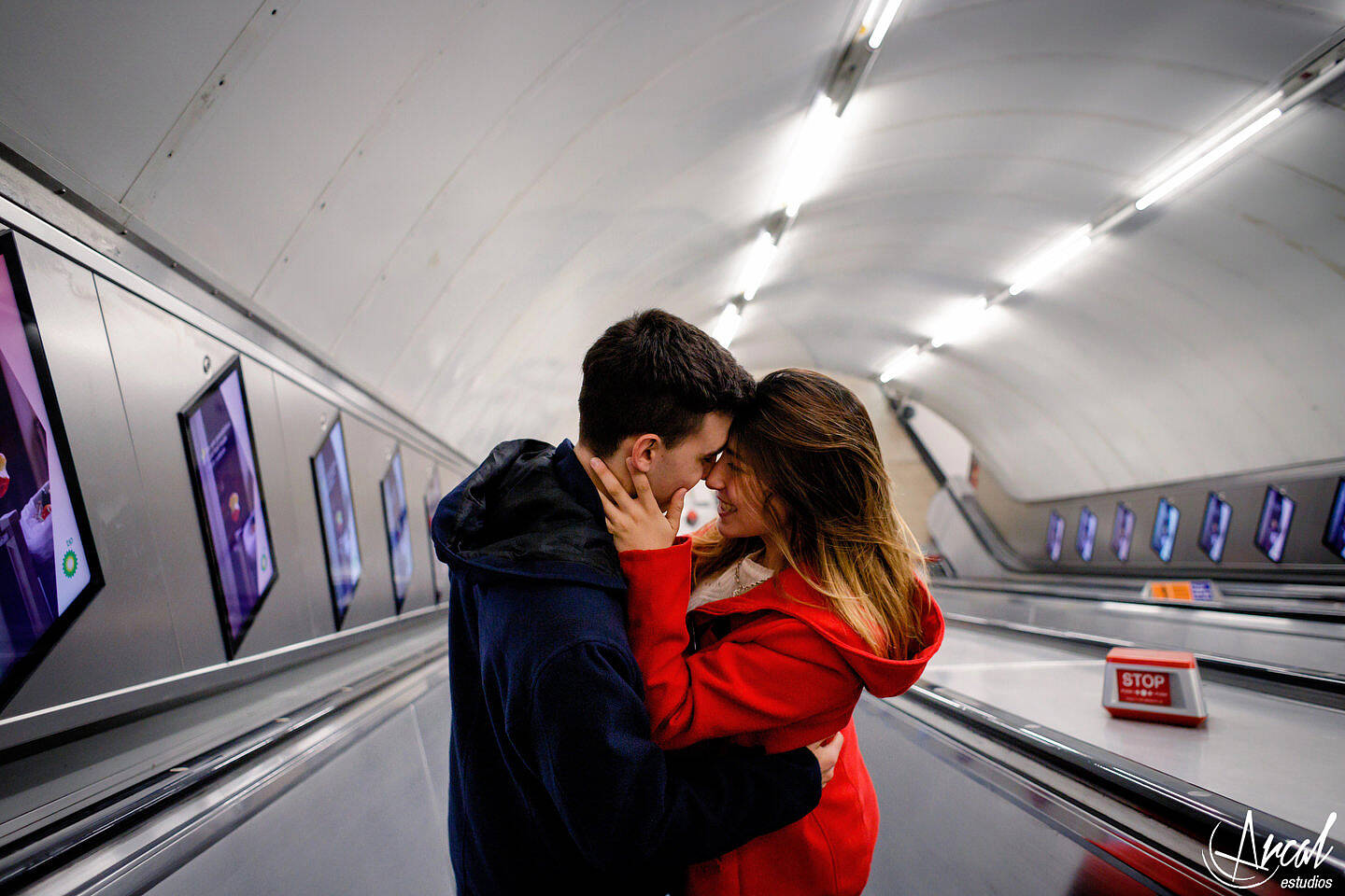 062-sol-y-santy-londres-de-noche-underground-trenes-foto-con-movimiento-de-gente-london-eye-79836