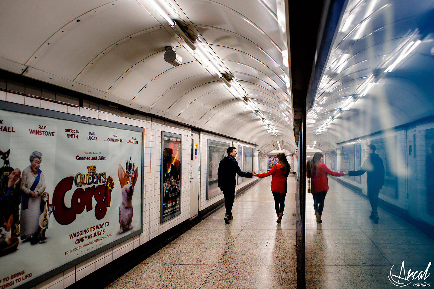 065-sol-y-santy-londres-de-noche-underground-trenes-foto-con-movimiento-de-gente-london-eye-79836