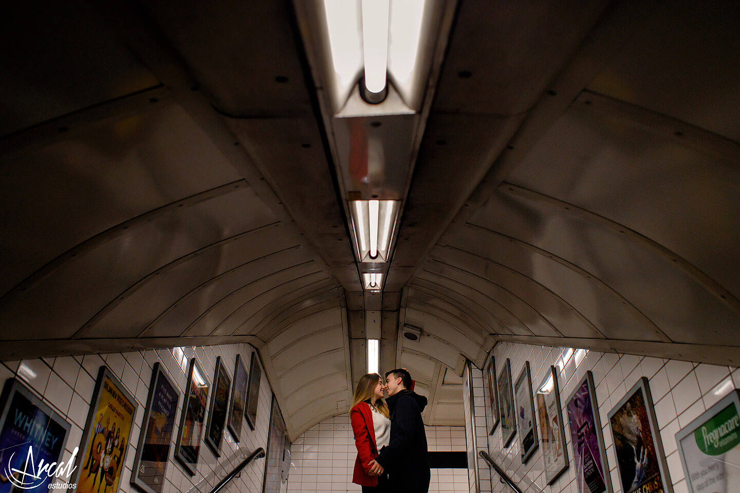 067-sol-y-santy-londres-de-noche-underground-trenes-foto-con-movimiento-de-gente-london-eye-79836
