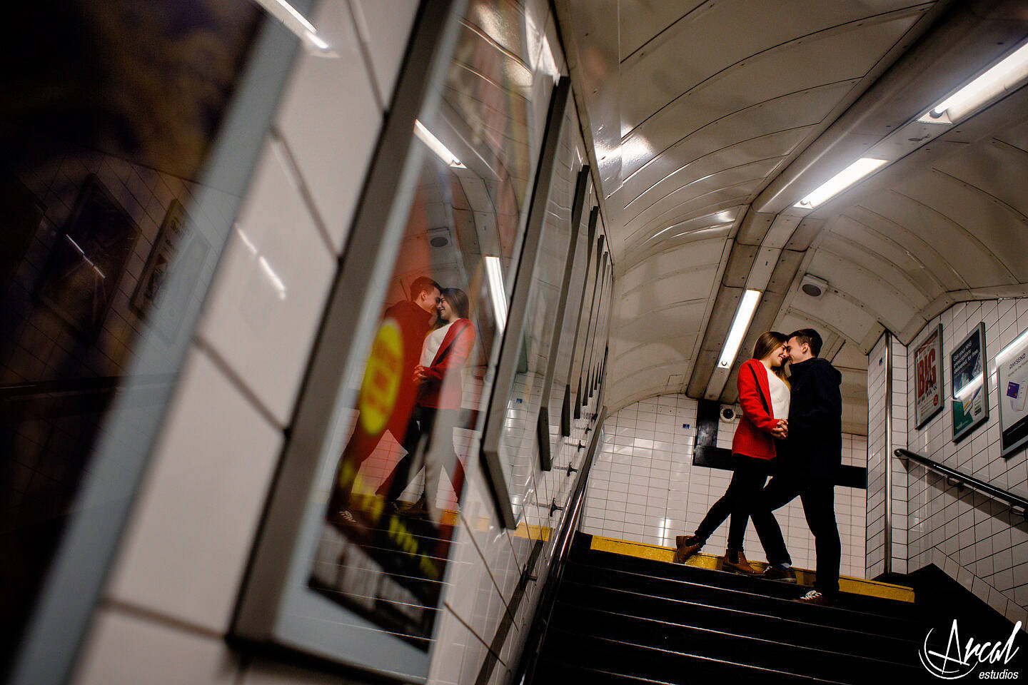 069-sol-y-santy-londres-de-noche-underground-trenes-foto-con-movimiento-de-gente-london-eye-79836