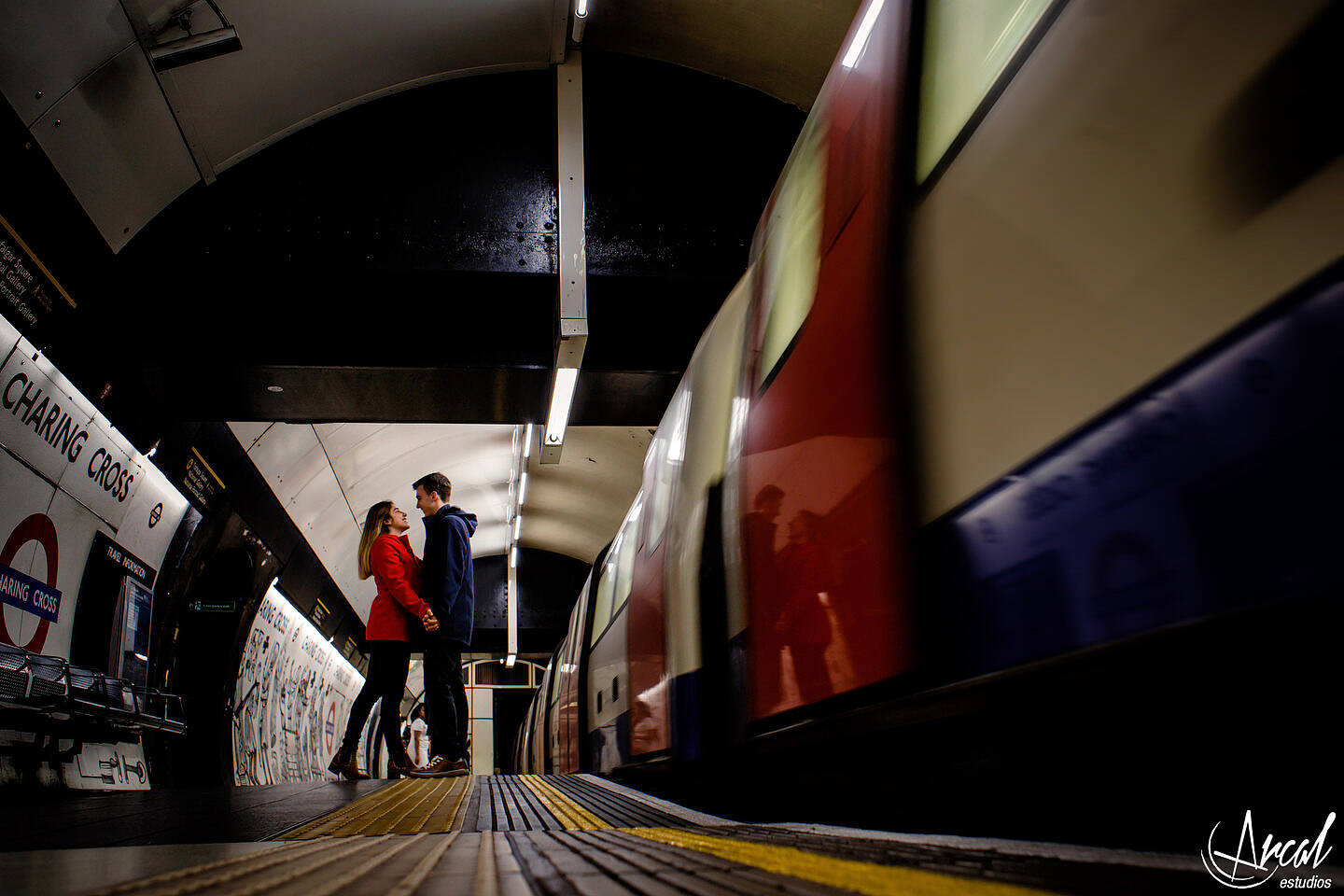 071-sol-y-santy-londres-de-noche-underground-trenes-foto-con-movimiento-de-gente-london-eye-79836