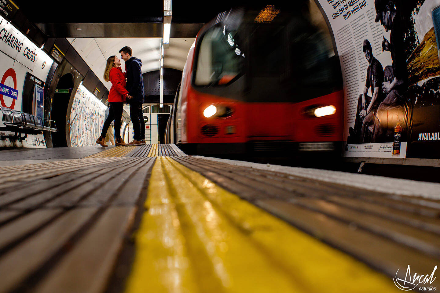 072-sol-y-santy-londres-de-noche-underground-trenes-foto-con-movimiento-de-gente-london-eye-79836