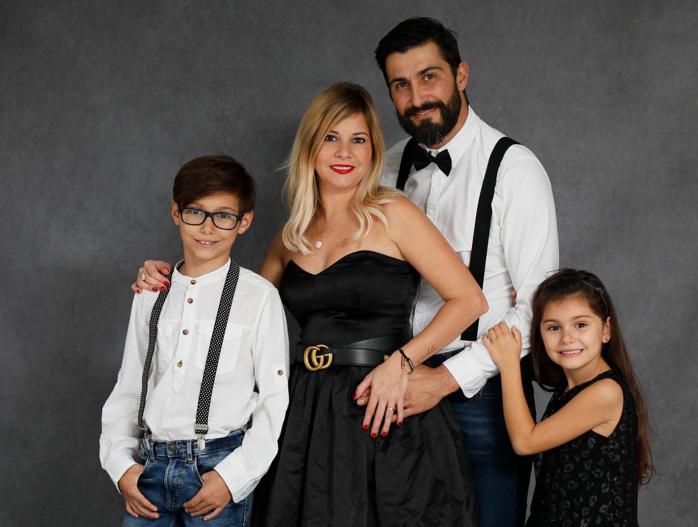 Fotógrafo de familia
¿Qué es lo que hago en mi estudio fotográfico en Sant Adrià de Besòs?
El estilo que he querido ofrecer en mi estudio de fotografía en Barcelona, ha sido siempre enfocado a la fotografía social, siendo las sesiones de fotos de familia o familiar las más solicitadas por mis clientes de Badalona, para ellos es muy importante el equilibrio entre un buen trabajo profesional y un precio justo. En los reportajes fotográficos, que hago en mi estudio de fotos situado muy cerca de Santa Coloma de Gramenet, cuido cada detalle, lo más importante es saber que llevar a la sesión de fotos de familia, como hacer las fotos de la madre, el padre o los hijos, que sean divertidas y originales, que ropa o vestidos se van ha utilizar en las sesiones, las poses que mejor se adapta a cada retrato, la toma, la luz o la personalidad del modelo, para así conseguir el mejor recuerdo de ese momento tan especial para vosotros y vuestra vida. Siempre hay que intentar adaptarse a lo que busca el cliente,por eso es importante que os paséis un día por mi estudio para definir el estilo y tipo de reportaje de familia que se va ha realizar.
Os recomiendo que estéis pendiente de seguir mis redes sociales como Instagram y facebook, ya que suelo publicar ofertas especiales y descuentos de temporada, también podés consultar mis tarifas y precios en mi web
Los complementos para después de la sesión de fotos de familia también son muy importantes como el tipo de álbum de fotos, recordatorios, tipo de papel fotográfico, tamaño de las fotos, cajitas de maderas, la galería de imágenes para elegir las fotografías, etc.
Sara Martínez Fotografía, fotógrafa en Barcelona, Badalona, Sant Adria de Besos, Santa Coloma de Gramenet, Sabadell, Cerdanyola y en alrededores
#fotografofamiliar #fotografiafamiliar #sesionfotosfamilia #reportajefotosfamilia #fotografobarcelona #fotografobadalona #fotografabarcelona #fotografabadalona
Tipos de sesiones fotográficas:
fotógrafo familia | fotos de familia | fotografía familiar | Fotografía de Familia en Barcelona y Badalona | Reportajes Fotográficos Familiares | Sesión de Fotos Familiar en Badalona o Barcelona | Las sesiones se realizan en Barcelona ciudad y Badalona