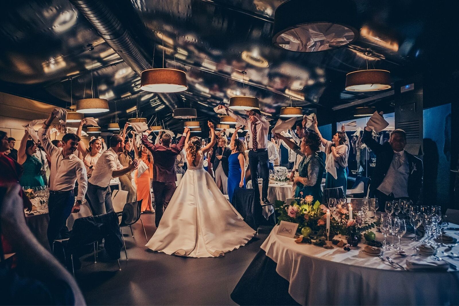 Fiesta de boda en Cepa 21 Valladolid con invitados celebrando alrededor de la novia