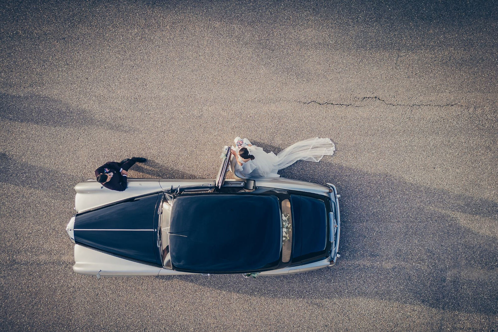 Fotógrafo de boda en Valladolid capturando llegada en coche clásico con vista aérea