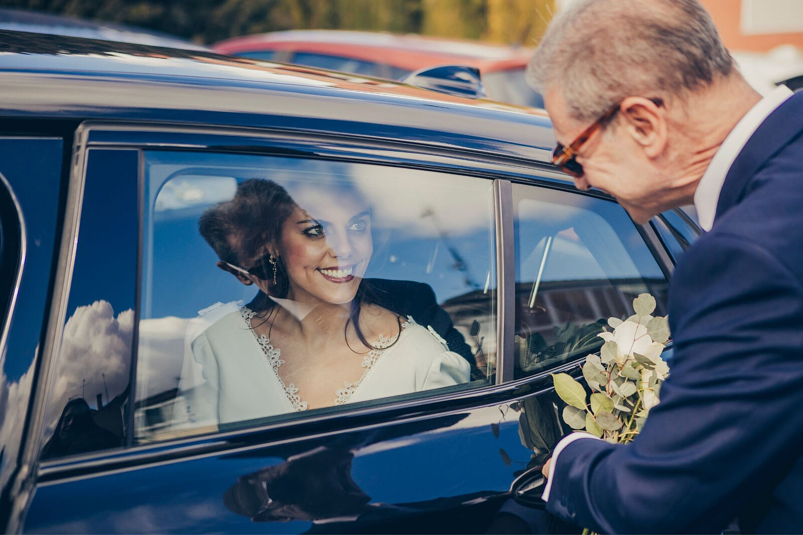 Llegada de la novia en coche antes de la ceremonia en Valladolid
