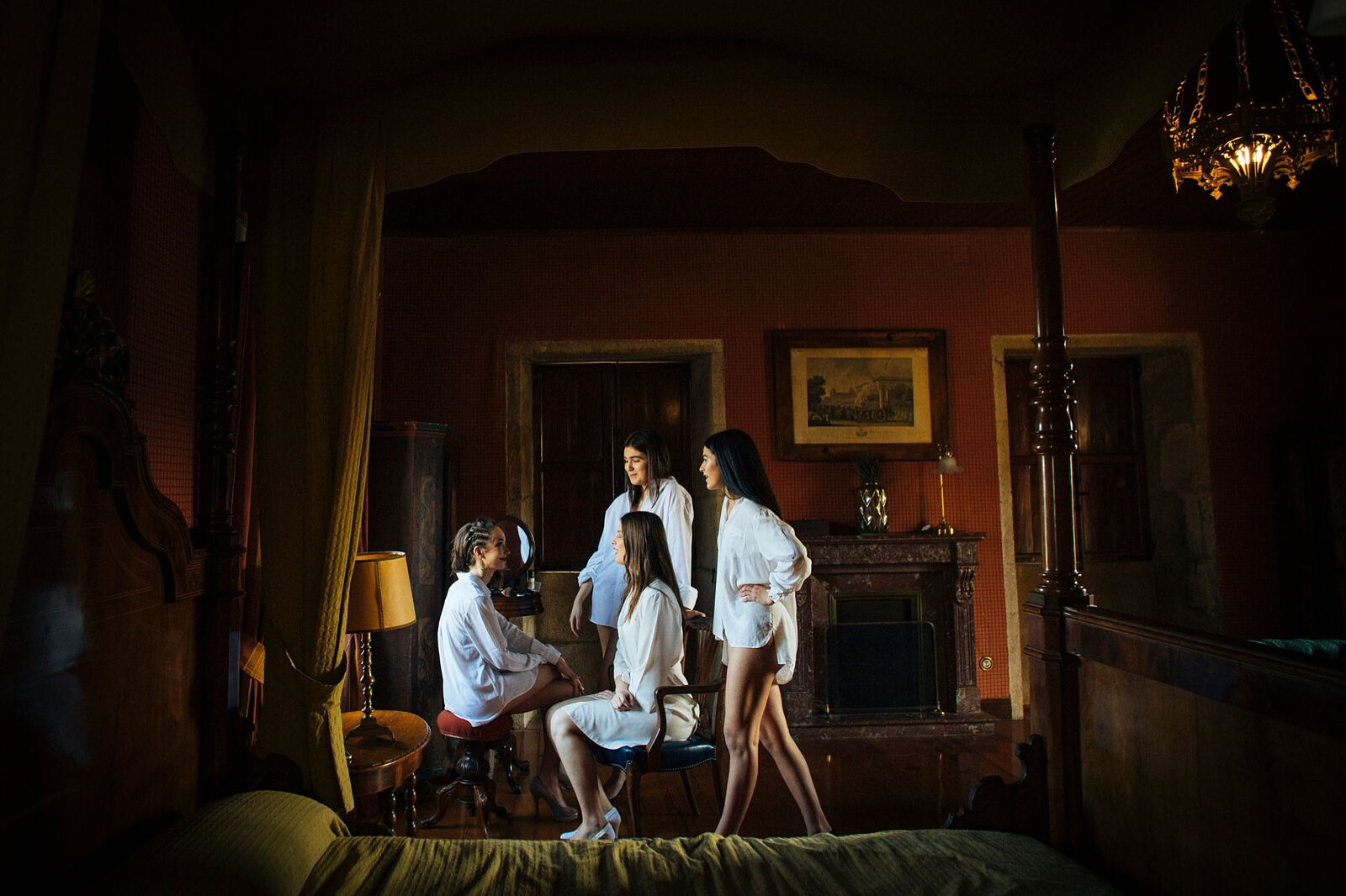 Preparativos de la novia con amigas antes de la boda en Valladolid