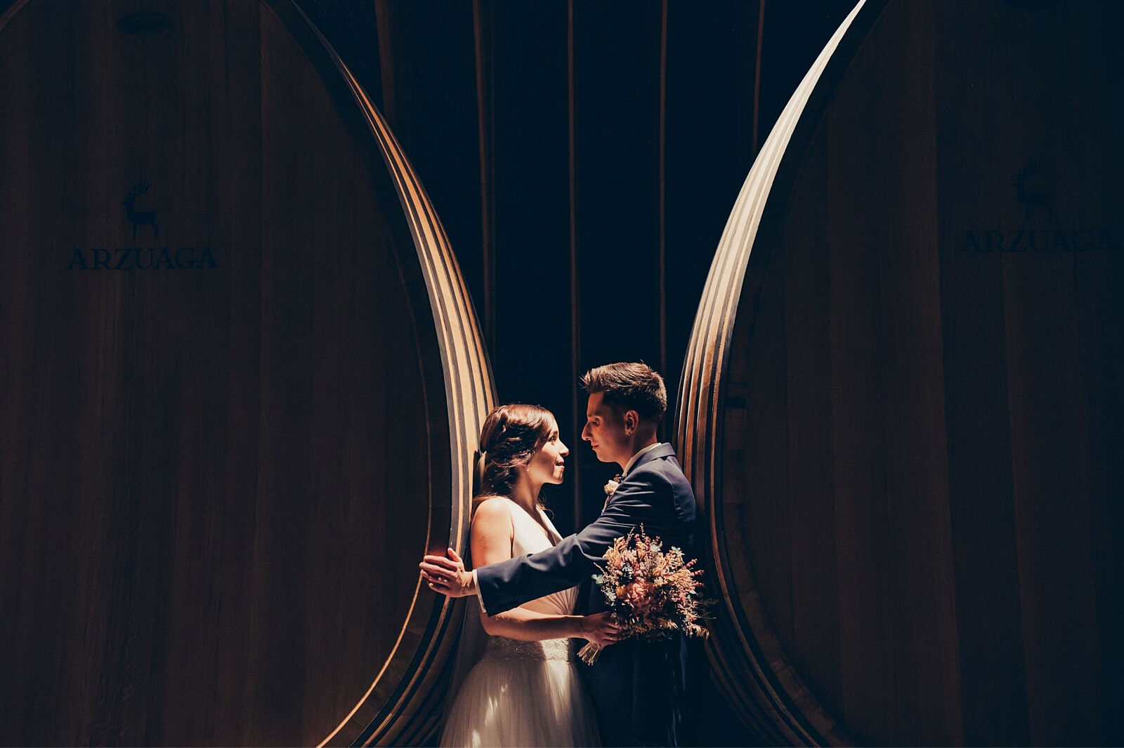 Novios en Bodegas Arzuaga Valladolid el día de su boda