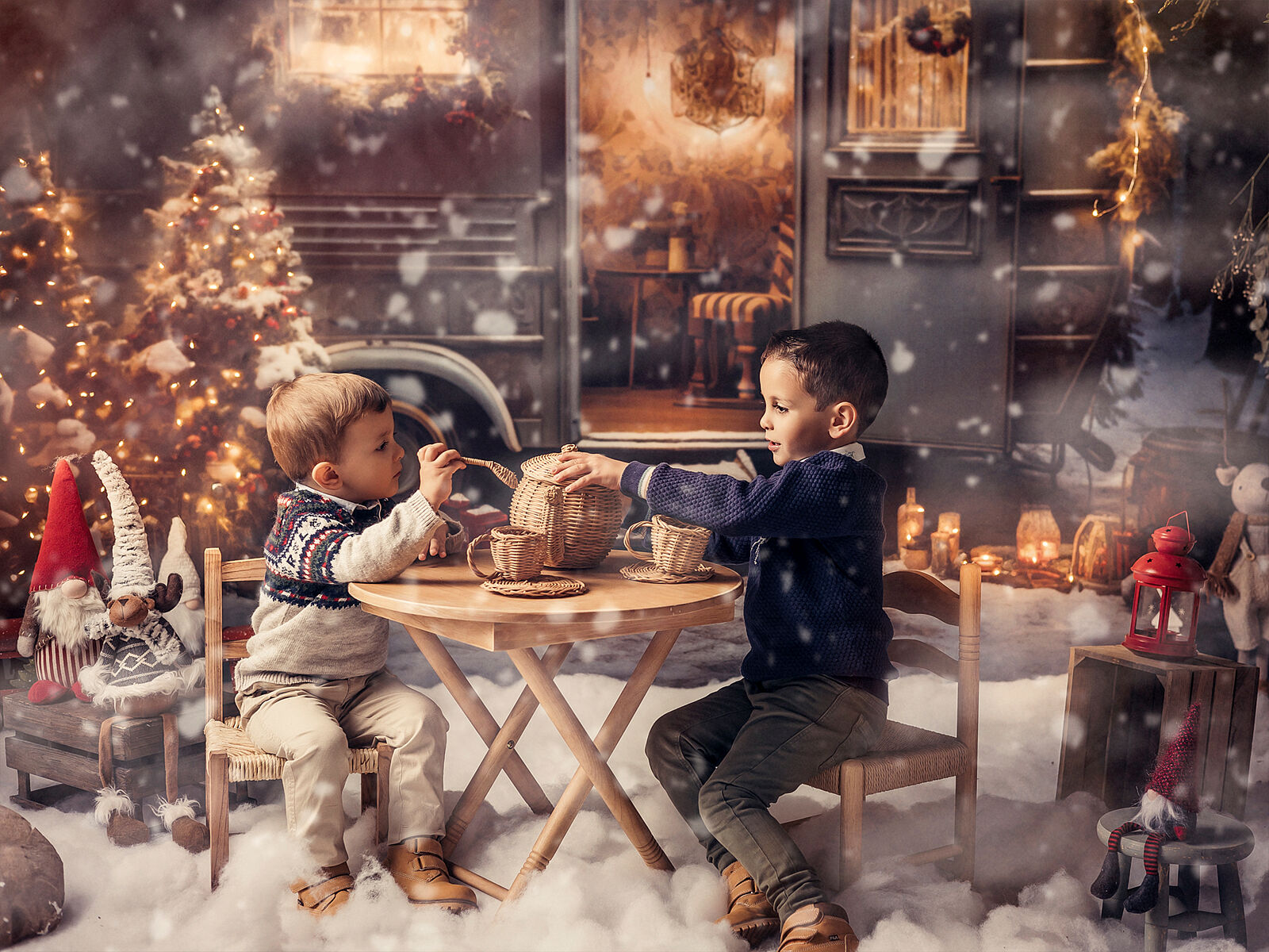 Decorado navideño con luces y ambiente cálido en estudio fotográfico de Valladolid – ÑFotógrafos