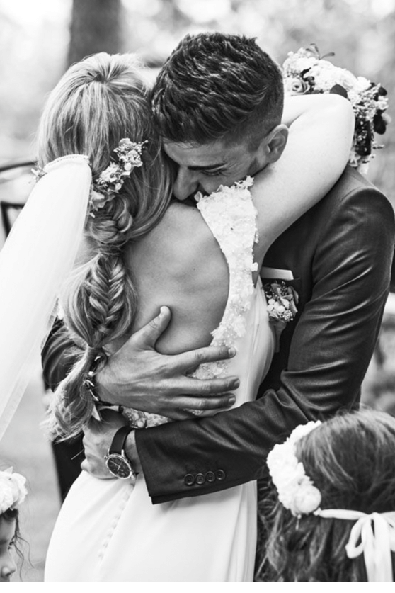 rebate studio - foto-abrazo-novios-altar-abadia-de-los-templarios-rebatestudio.jpeg