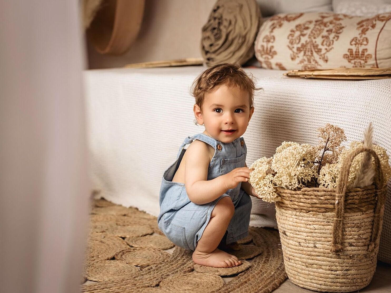 Niño en el pajar Hugo en un bonito decorado de estudio llamado el pajar.
