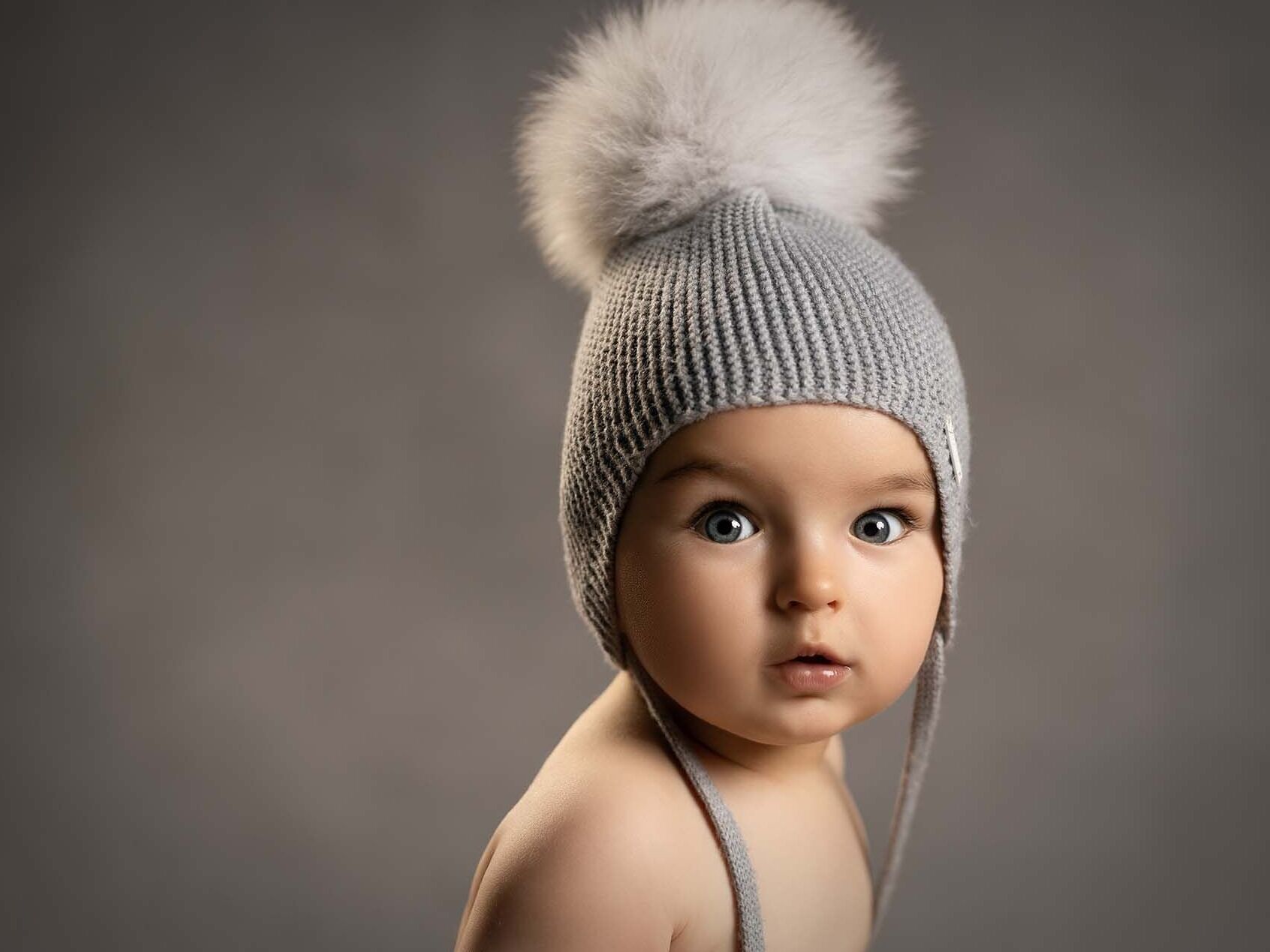 Marco posando junto a su gorro en su sesión infantil. 