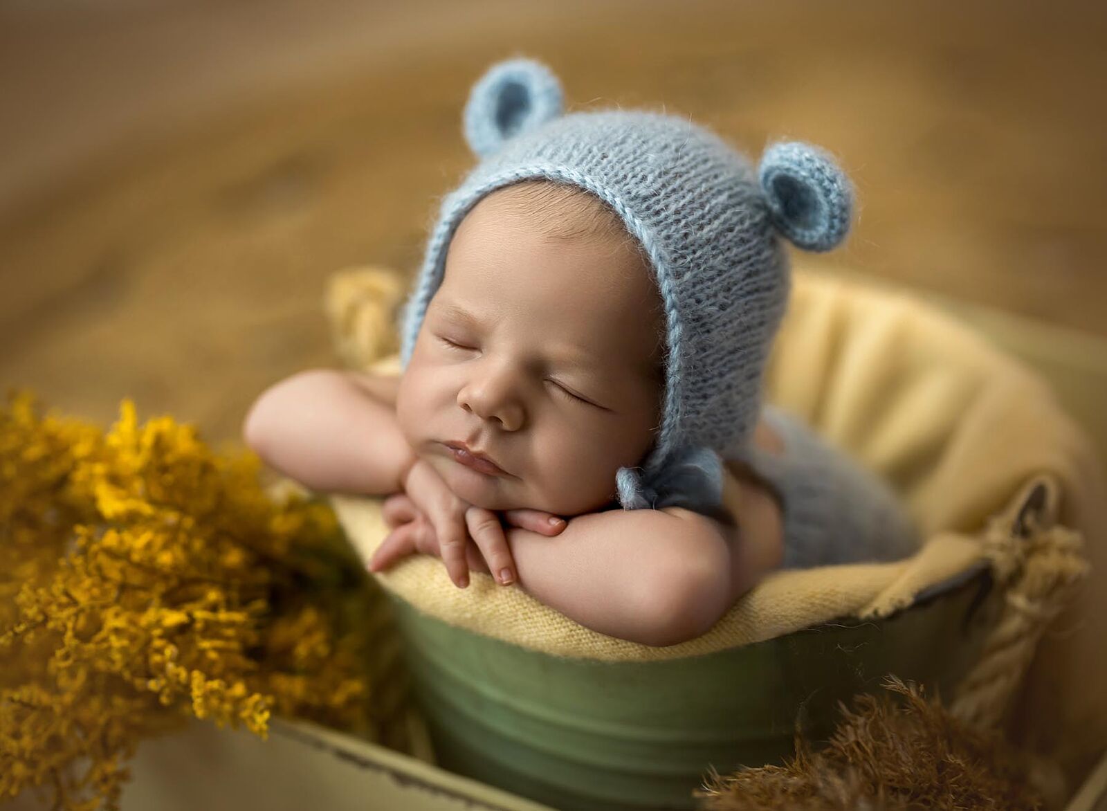 Bebé en el cubo Bebé dentro de un cubo en su sesión newborn en Nájera.