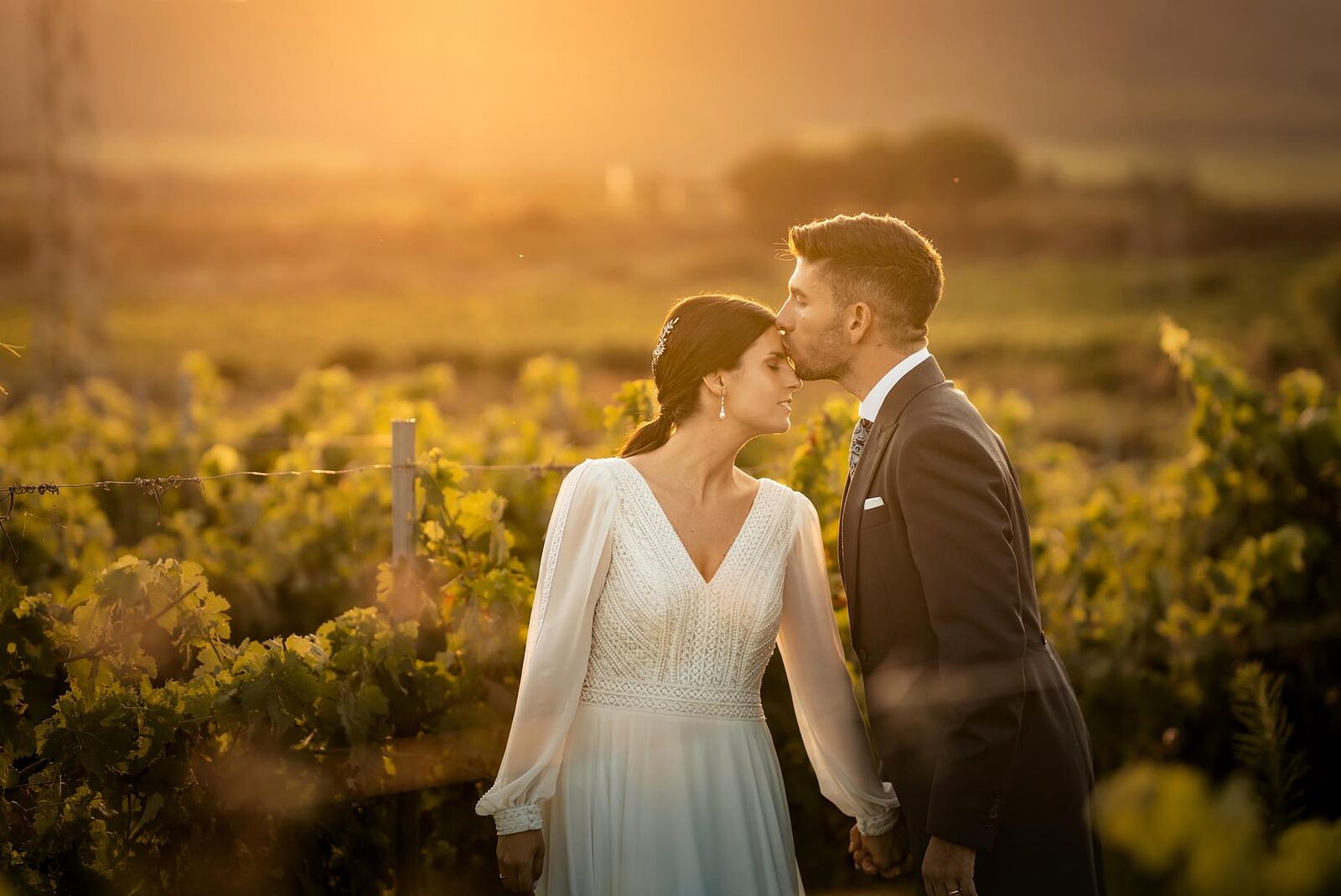 Eva y Rubén saliendo de la iglesia el día de su boda en Nájera. 