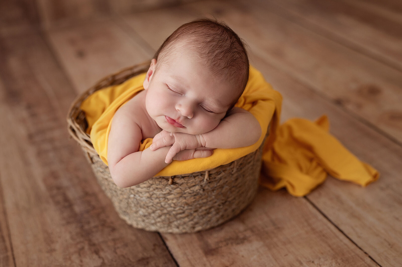 bebé recién nacido dormido en cesta- sesión newborn en Badalona Barcelona