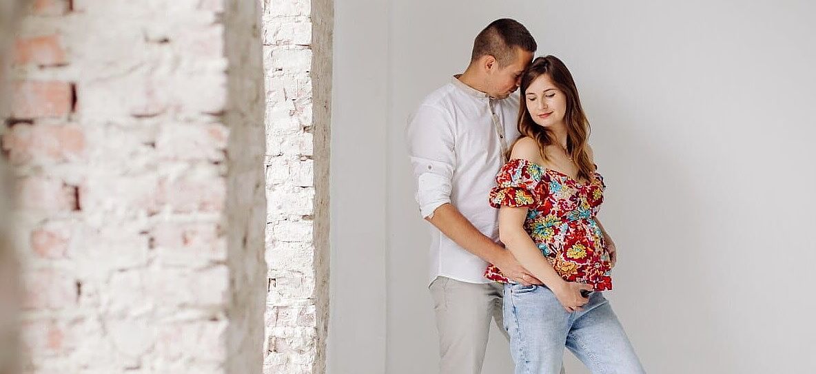 Mari Fernández Fotografía - feliz-atractiva-pareja-embarazada-posando_1328-4149-1-ts20260205202143732206.jpg