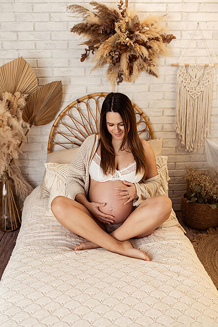 Sesión de embarazo natural en estudio en Barcelona