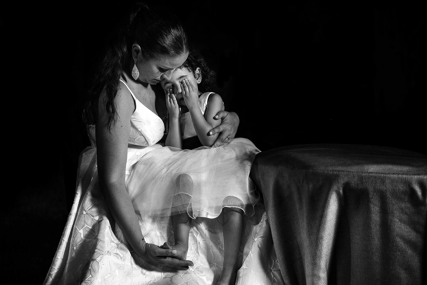 Fraco fotografía - novia-cordoba-abrazo-hija-emocion-cuevas-romanas-ts20260607123441427379.jpg